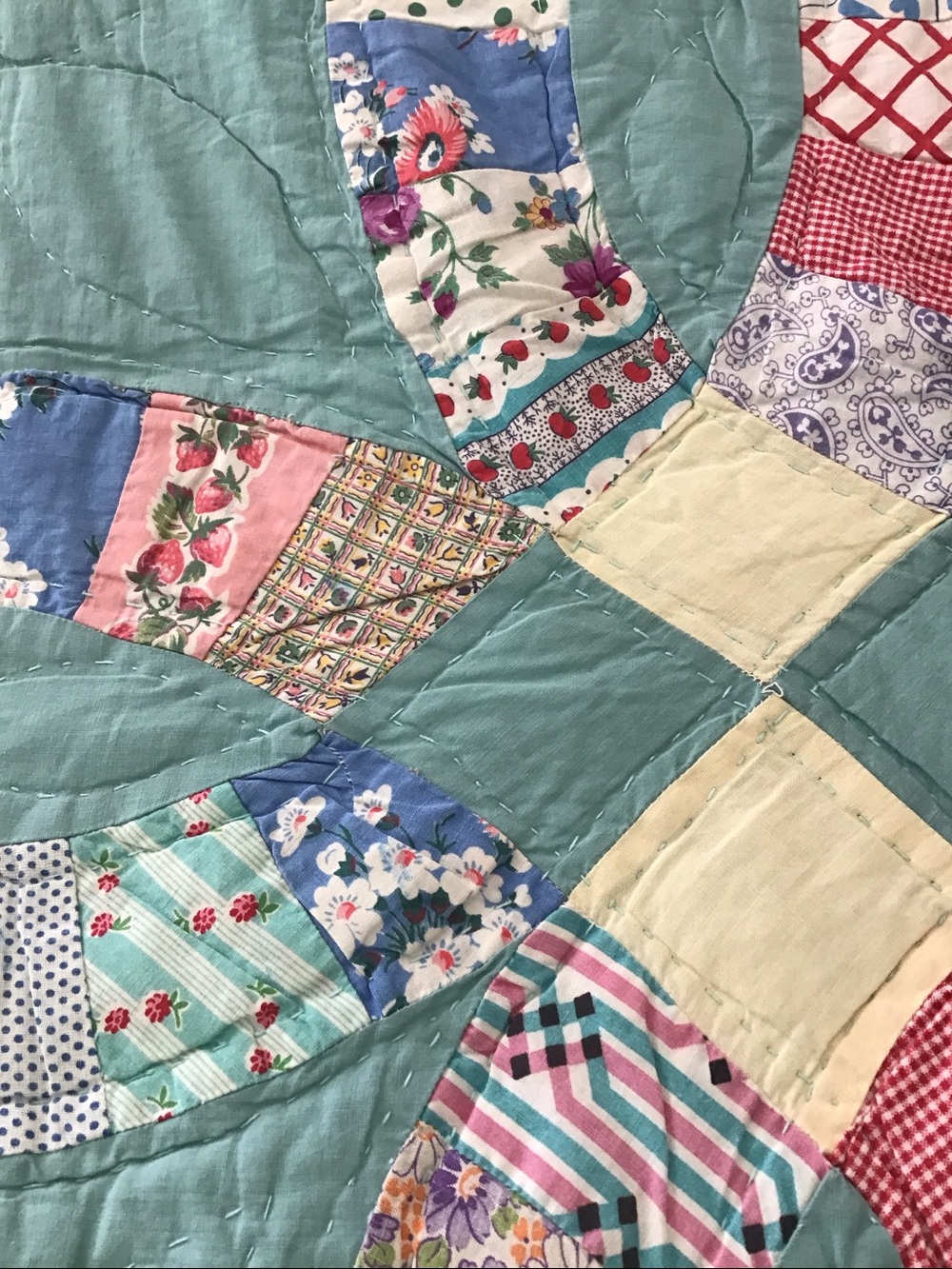 Vintage Double Wedding Ring quilt from the 1930s-1940s - Picture 8 of 15